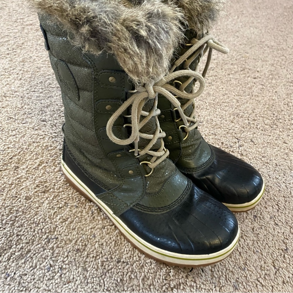 SOREL Women’s Waterproof Fur Trim Snakeskin Green Boots - Size 5